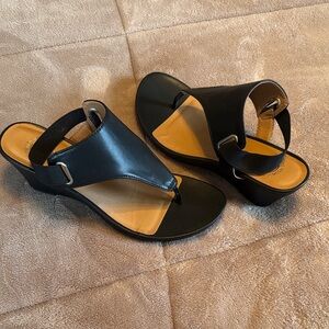 White Mountain Black and Tan Women's Thong Sandals with Elastic Heel